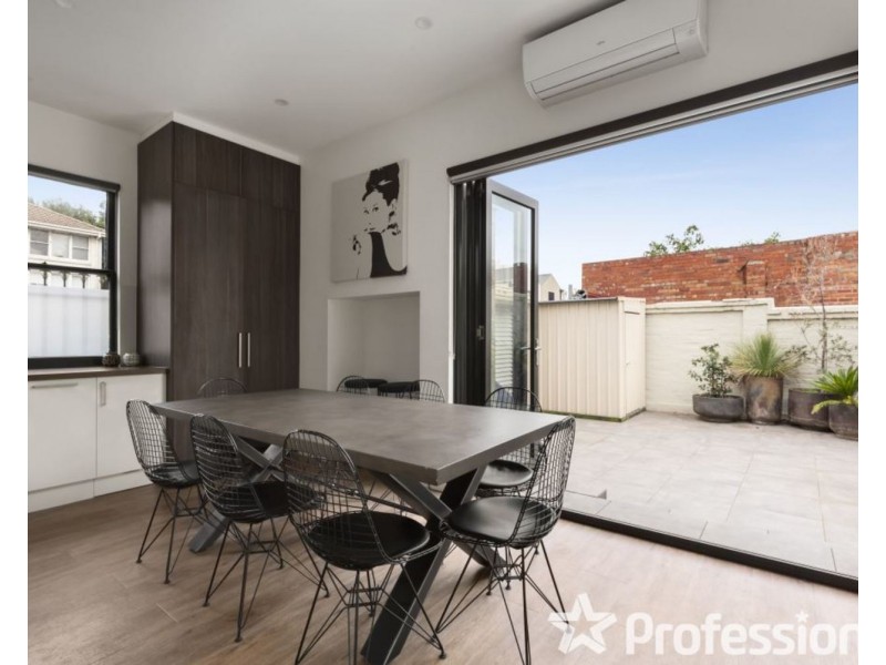 8 West Beach Road, St Kilda West VIC 3182