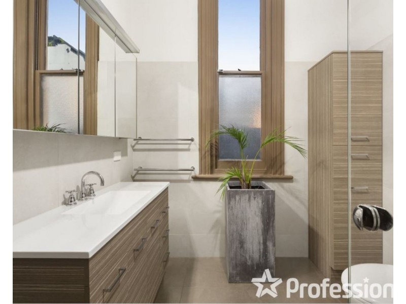 8 West Beach Road, St Kilda West VIC 3182