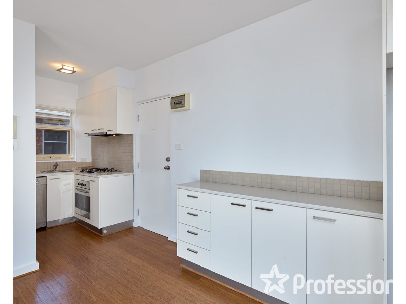 9/11 Bluff Avenue, Elwood VIC 3184