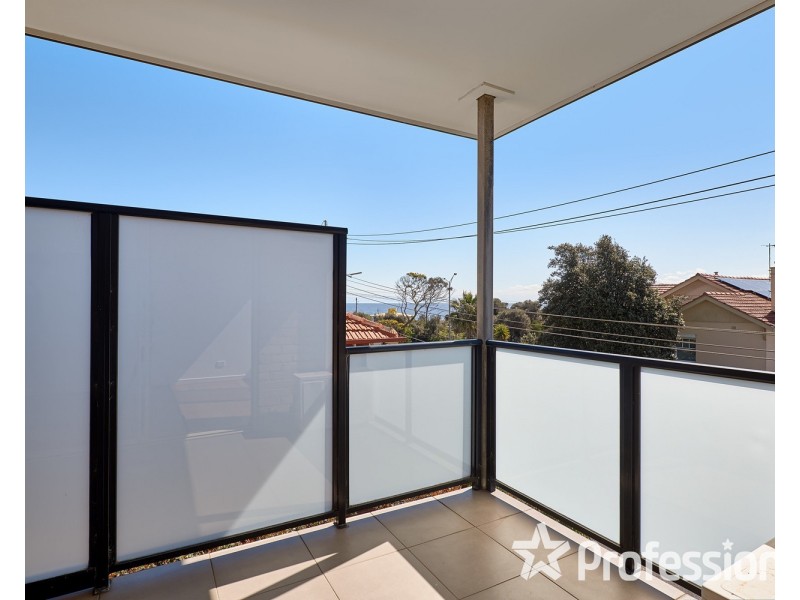 9/11 Bluff Avenue, Elwood VIC 3184