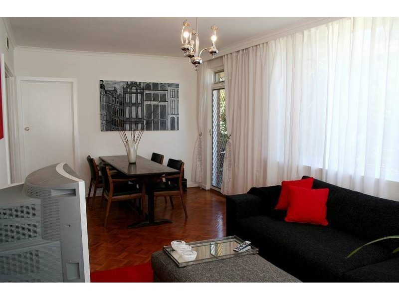 8/31 Dickens Square, Elwood VIC 3184