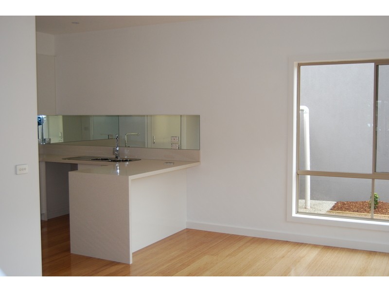 2/17 Carmen Street, Newport VIC 3015