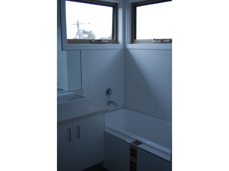 2/17 Carmen Street, Newport VIC 3015