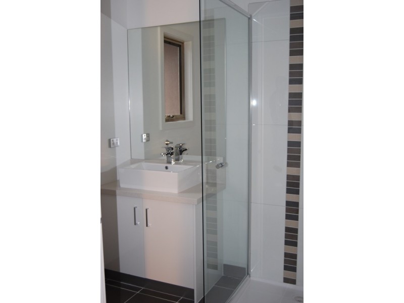 2/17 Carmen Street, Newport VIC 3015