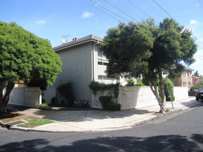 1/2 Greig Court, Elwood VIC 3184