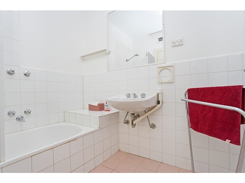 16/180 Barkly Street, St Kilda VIC 3182