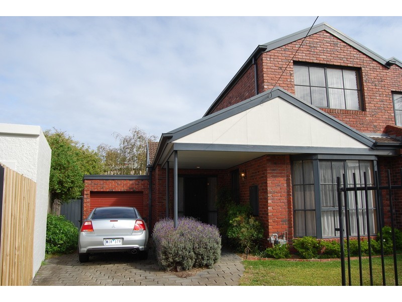 11 Charnwood Crescent, St Kilda VIC 3182