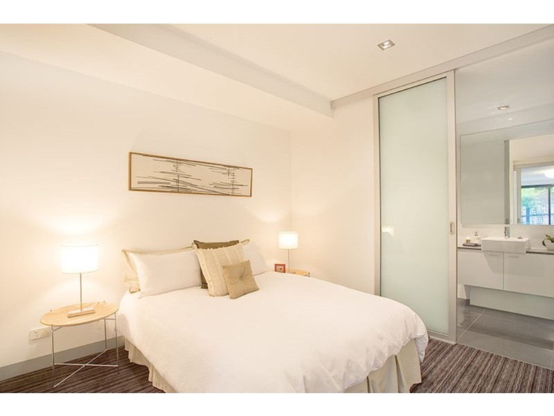 8/17 Robe Street, St Kilda VIC 3182