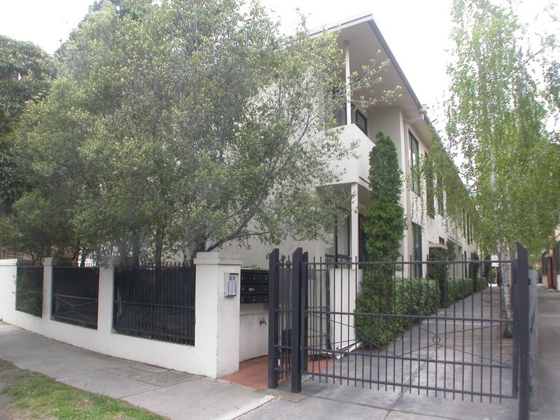 12/8 Charnwood Grove, St Kilda VIC 3182