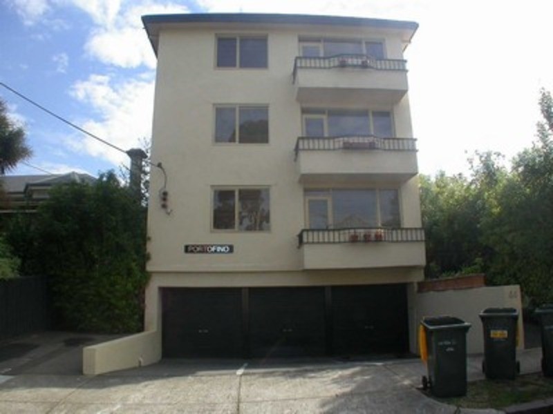 2/44 Robe Street, St Kilda VIC 3182