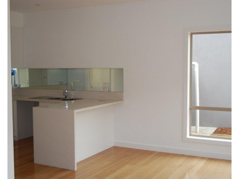 2/17 Carmen Street, Newport VIC 3015