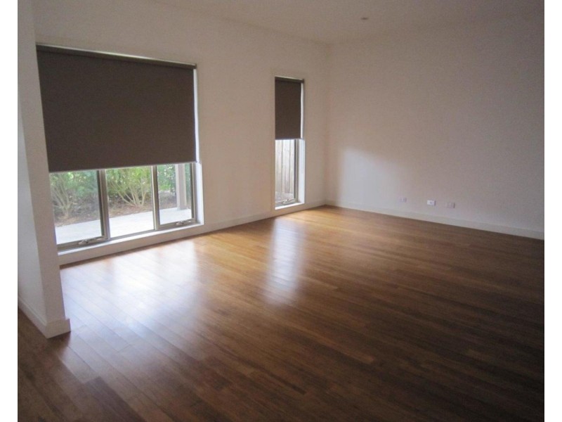 2/17 Carmen Street, Newport VIC 3015