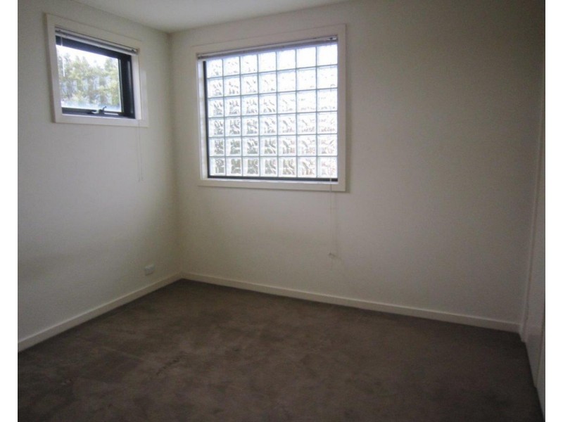 2/17 Carmen Street, Newport VIC 3015