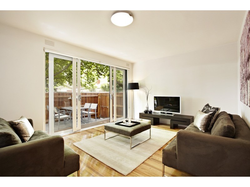 2/1 Rothesay Avenue, Elwood VIC 3184