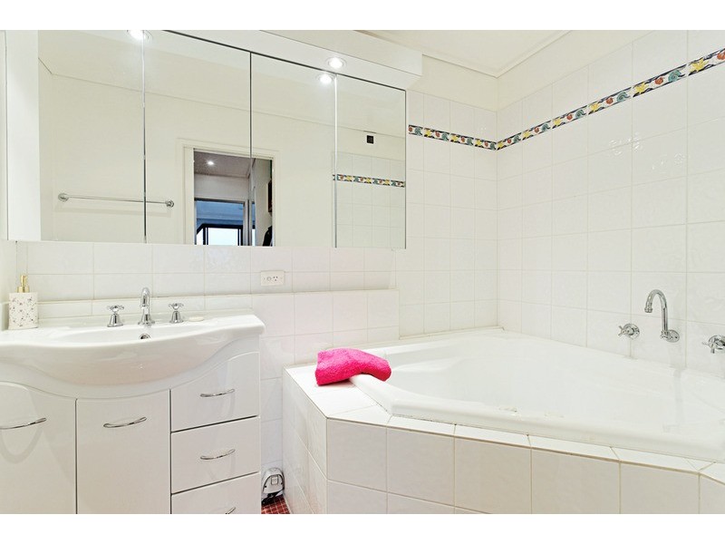 33/8-10 The Esplanade, St Kilda VIC 3182