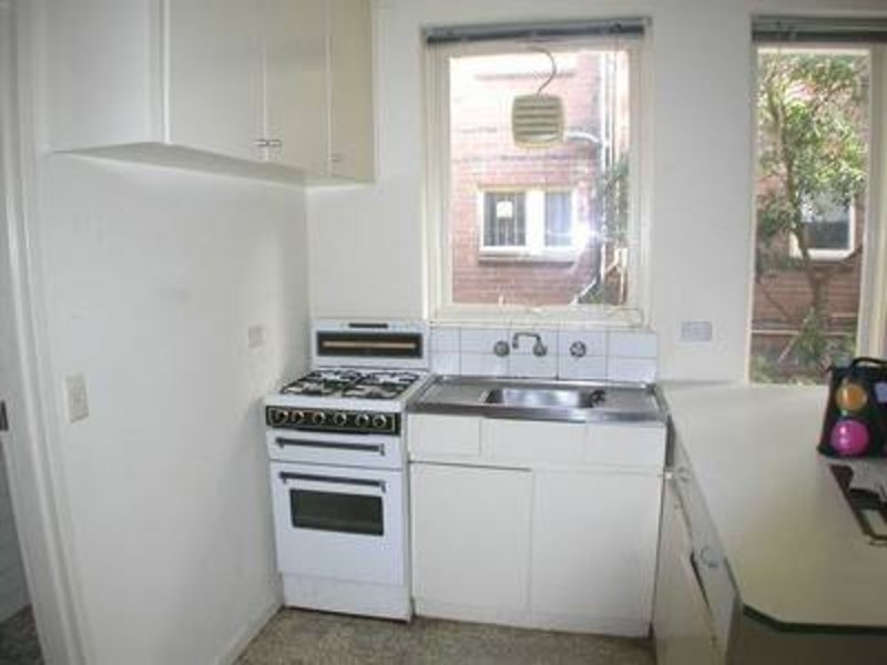 2/27 Robe Street, St Kilda VIC 3182