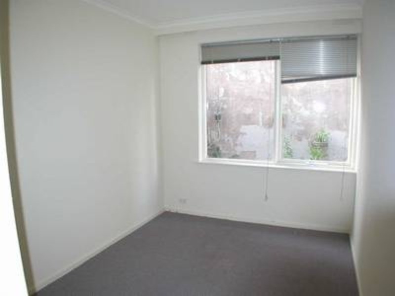 2/27 Robe Street, St Kilda VIC 3182