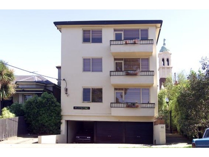 2/44 Robe Street, St Kilda VIC 3182