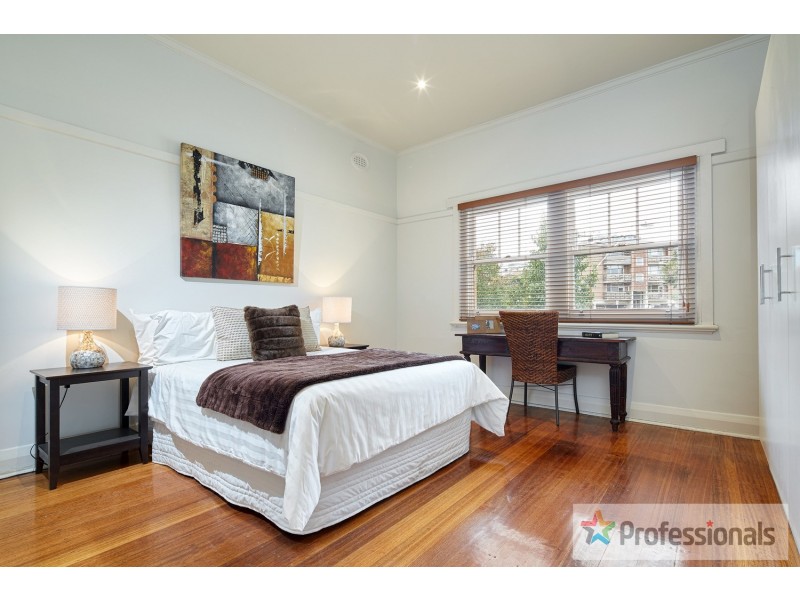 2/79 Barkly Street, St Kilda VIC 3182