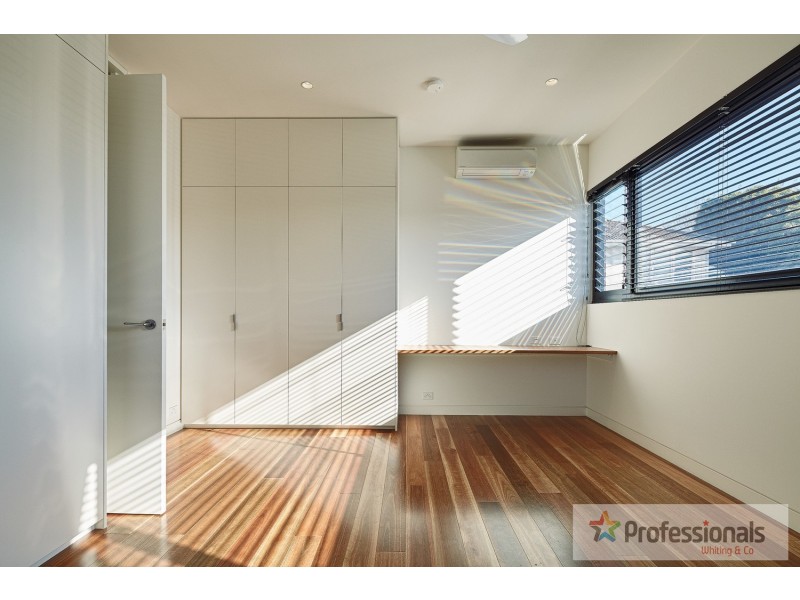 10 Westbeach Road, St Kilda West VIC 3182