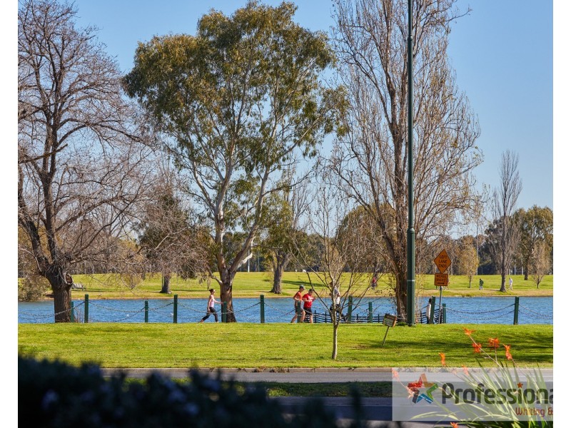 2/75  Queens Road, Melbourne VIC 3004