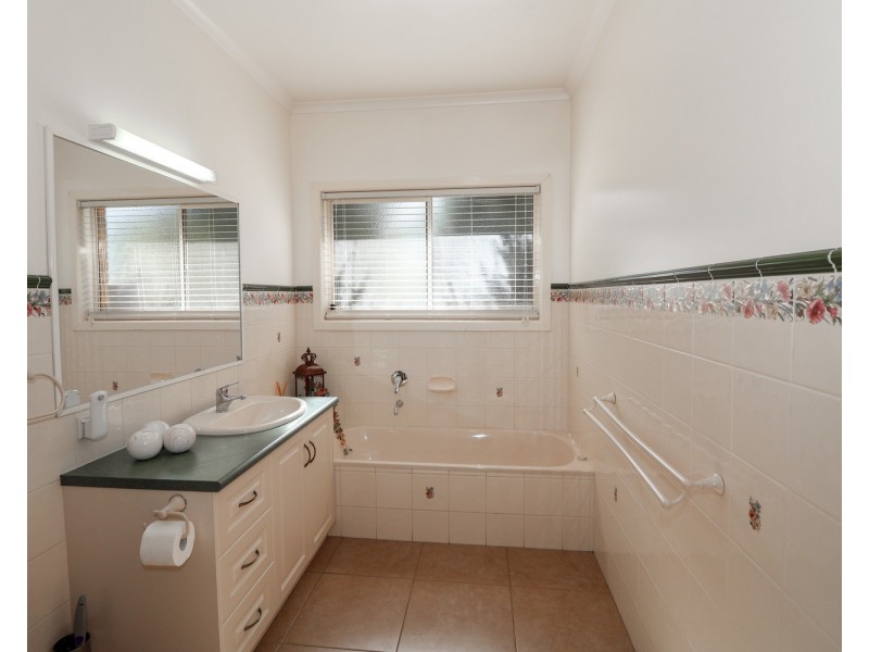 2 Cedar Court, Swan Hill VIC 3585