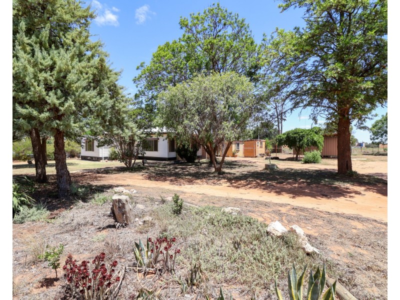 27 Leigh Street, Nyah West VIC 3595