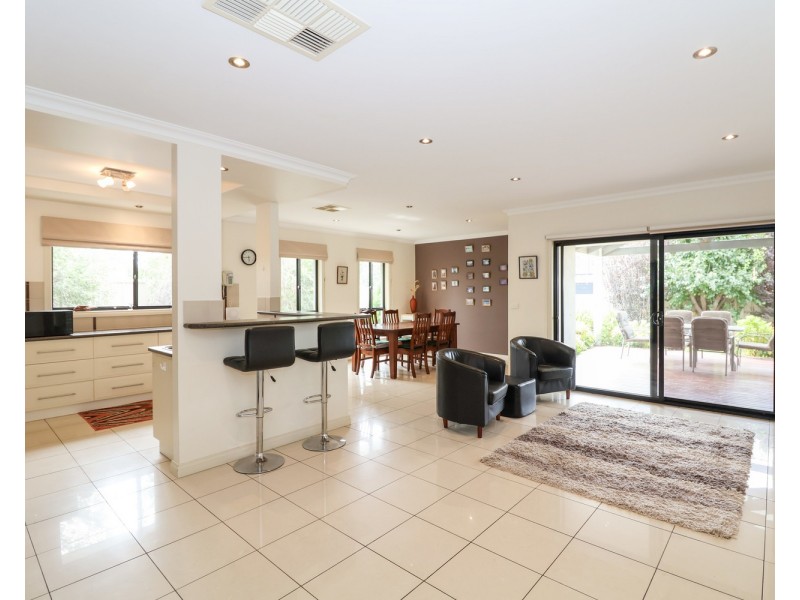 8 Sugarwood Avenue, Swan Hill VIC 3585