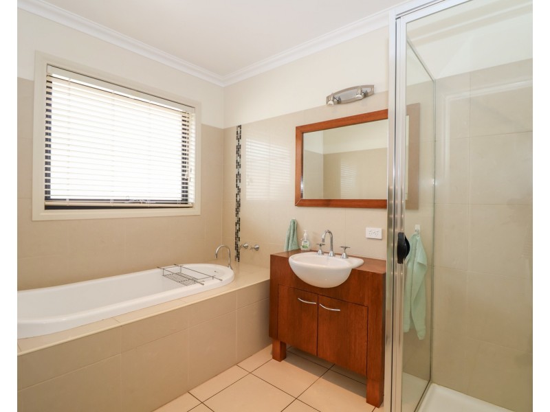 8 Sugarwood Avenue, Swan Hill VIC 3585