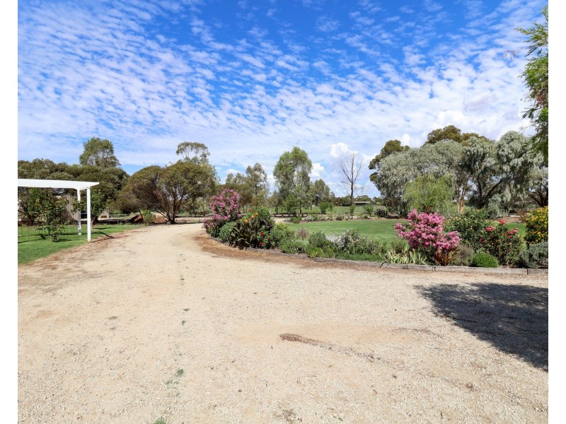 27 Felton Drive, Murray Downs NSW 3585