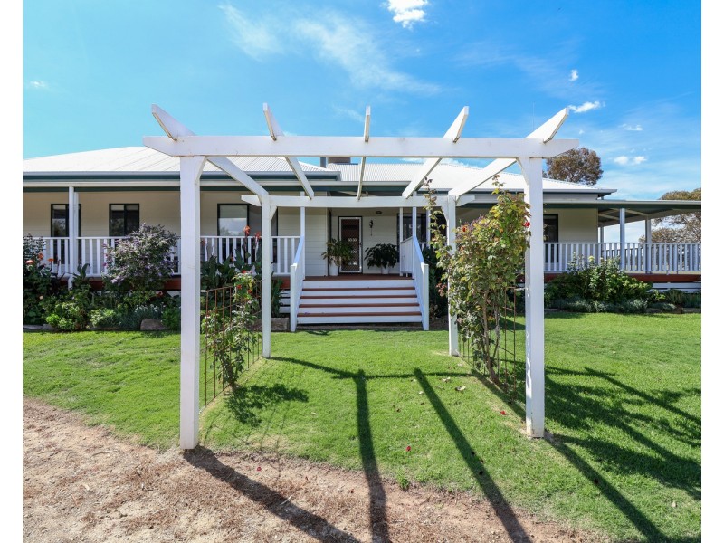 27 Felton Drive, Murray Downs NSW 3585