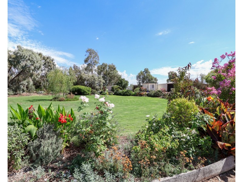 27 Felton Drive, Murray Downs NSW 3585