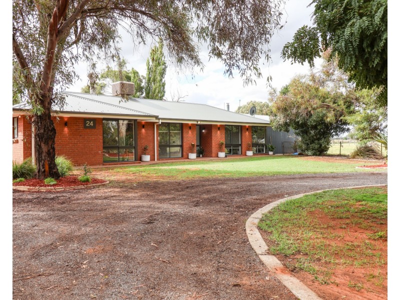 24 Koetsveld Drive, Castle Donnington VIC 3585