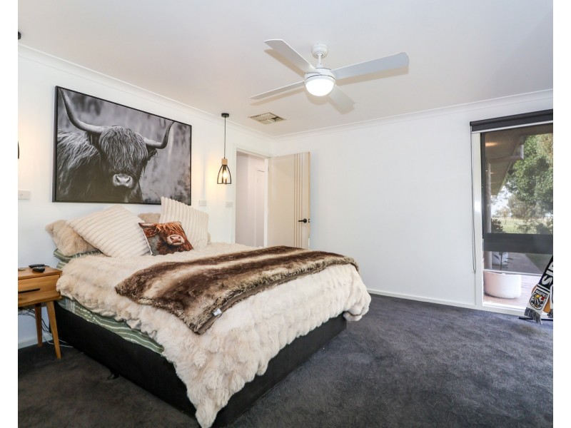 24 Koetsveld Drive, Castle Donnington VIC 3585