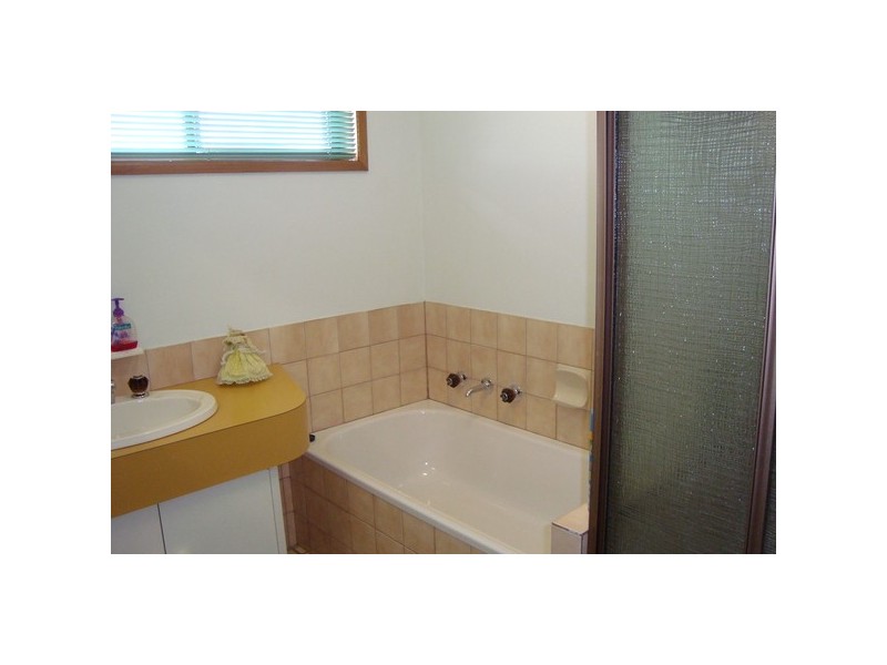 64 Stradbroke Avenue, Swan Hill VIC 3585