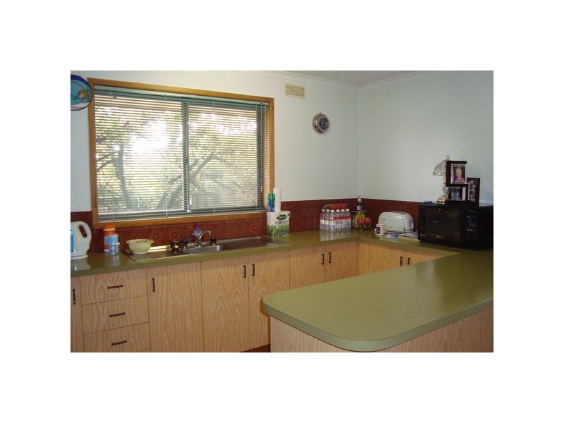 64 Stradbroke Avenue, Swan Hill VIC 3585