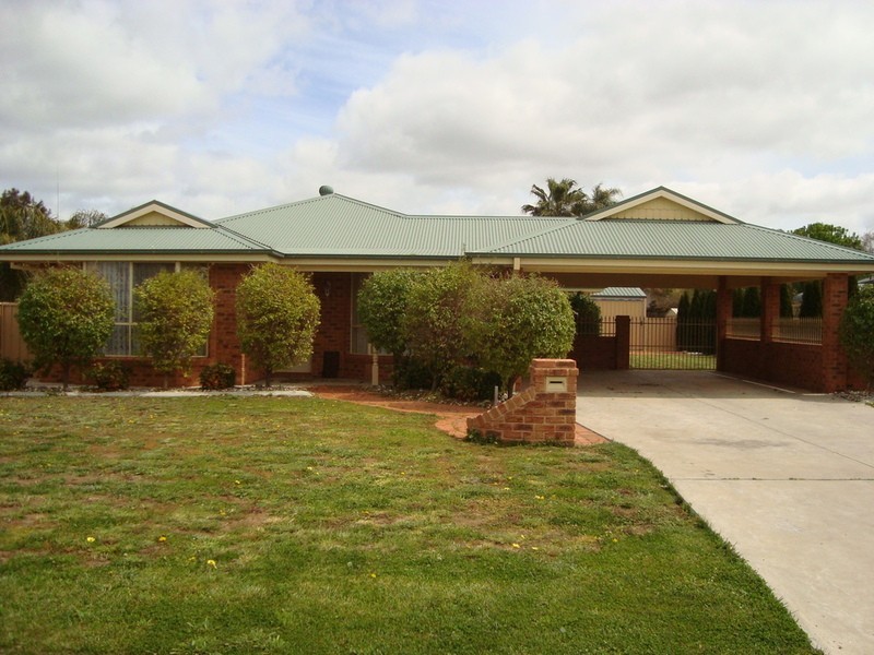 10 Cleeland Drive, Swan Hill VIC 3585