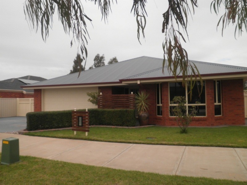 27 Village Way, Swan Hill VIC 3585