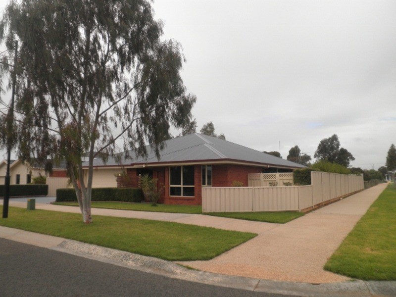 27 Village Way, Swan Hill VIC 3585