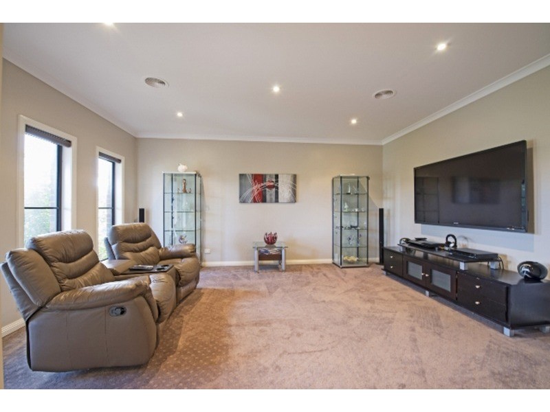 8 Merit Crescent, Swan Hill VIC 3585