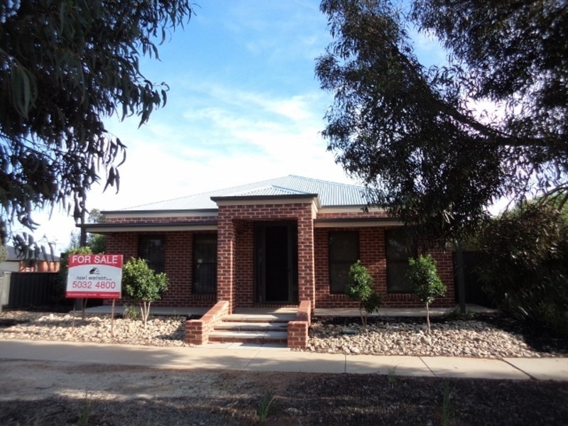 18 Village Way, Swan Hill VIC 3585