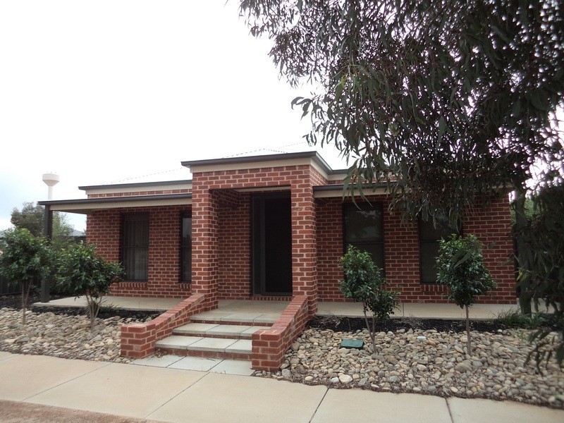 18 Village Way, Swan Hill VIC 3585