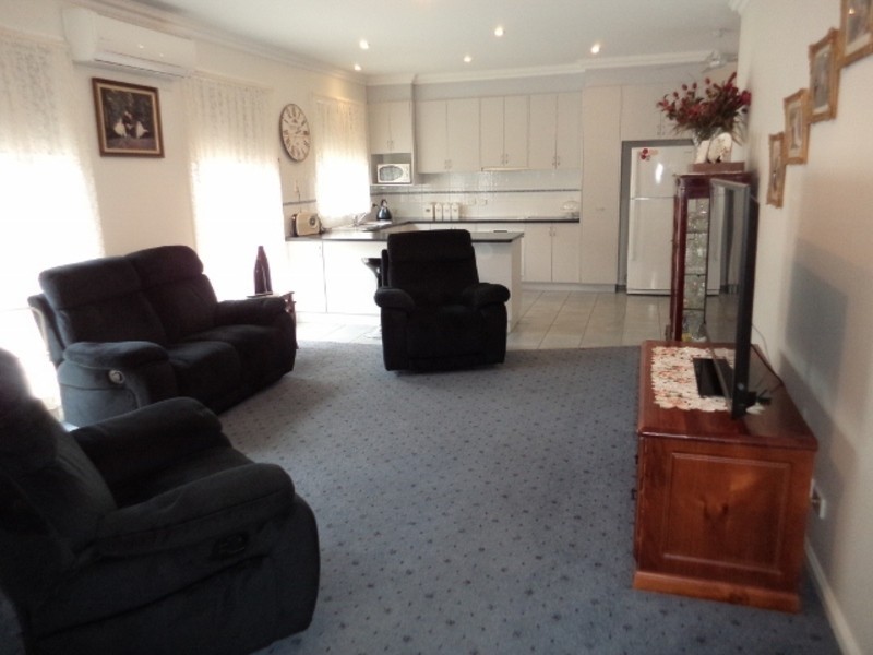 2/82 Stradbroke Avenue, Swan Hill VIC 3585