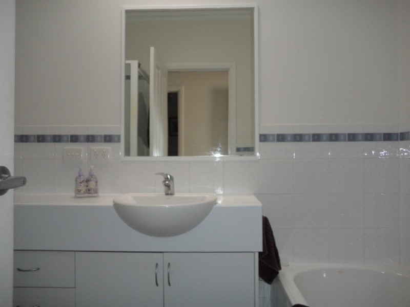 2/82 Stradbroke Avenue, Swan Hill VIC 3585