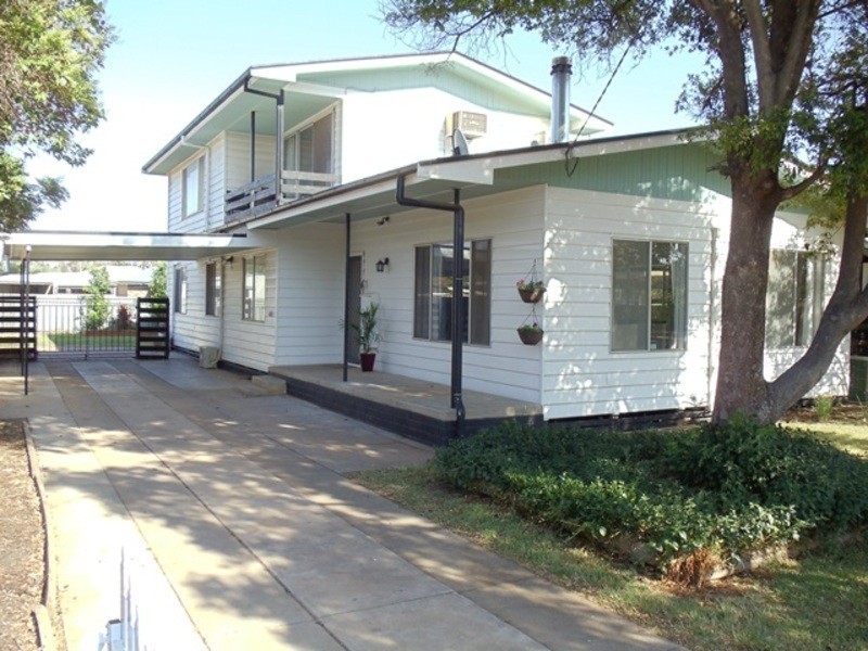 12 Holloway Grove, Swan Hill VIC 3585