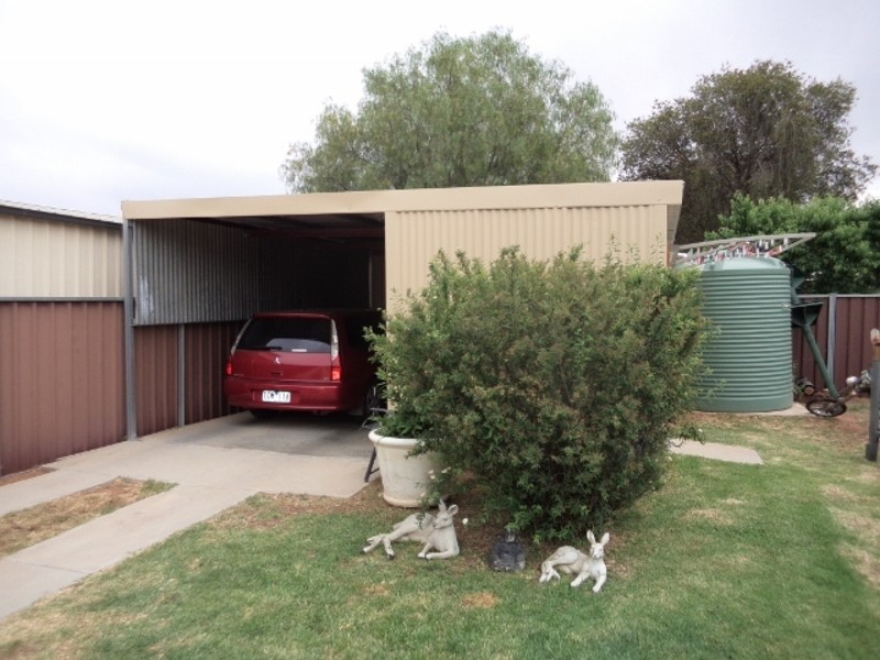 38 Stradbroke Avenue, Swan Hill VIC 3585