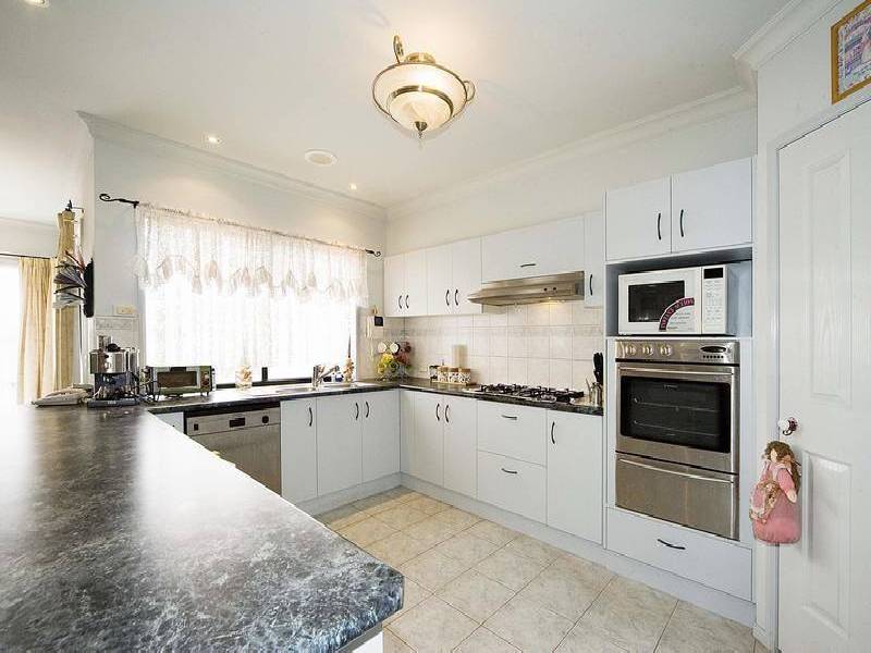 22 Sovereign Way, Hillside VIC 3037