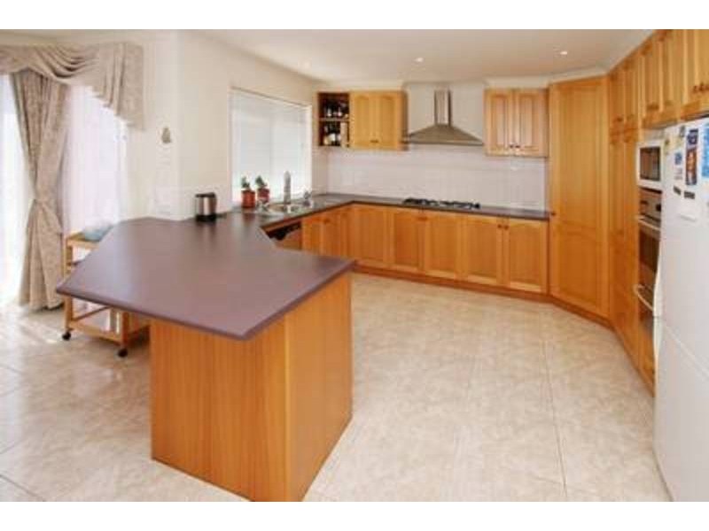 10 Martens Court, Taylors Lakes VIC 3038