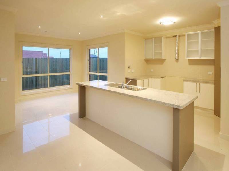 8 Byron  Place, Taylors Hill VIC 3037