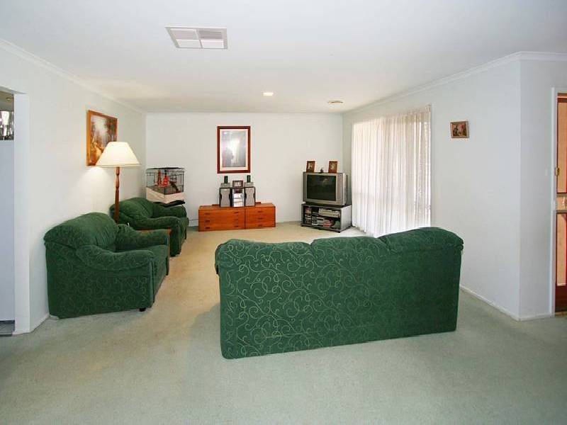 12 Queens Parade, Hillside VIC 3037